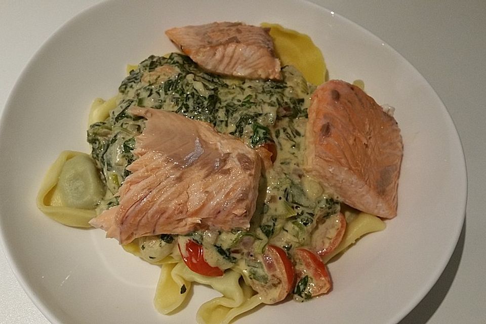 Nudeln mit Lachs, Spinat und Ziegenkäse