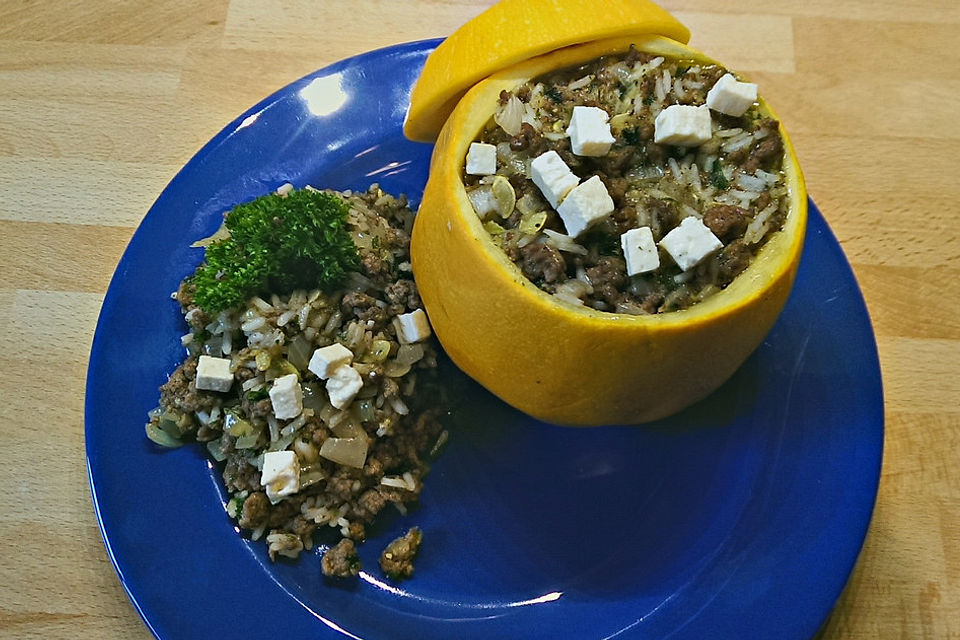 Gelbe Zucchini gefüllt mit Hackfleisch und Reis