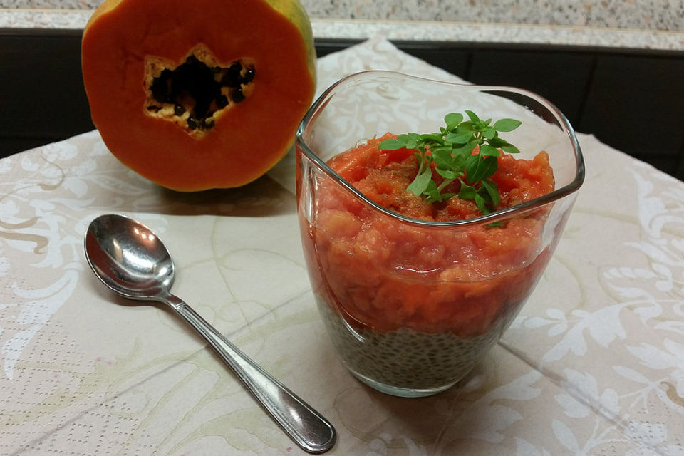 Mandelmilchpudding mit Chia Samen und Papaya