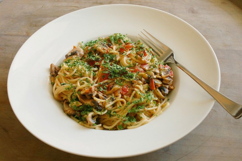 Linguine mit frischen Pilzen und Tomaten