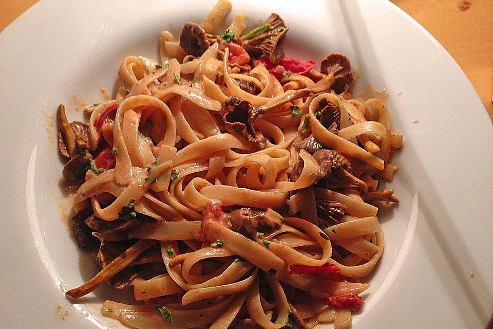 Linguine mit frischen Pilzen und Tomaten