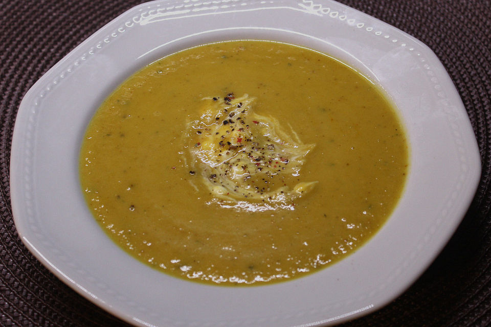 Cremige und pikante Steckrübensuppe