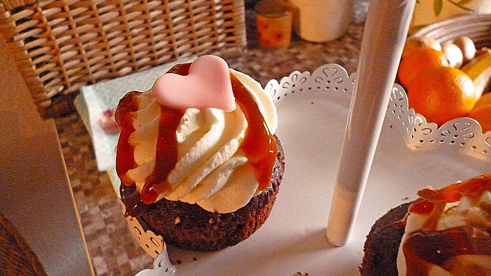 Schokoladen Kaffee Cupcakes Mit Sahnetopping Und Kaffeeglasur Chefkoch