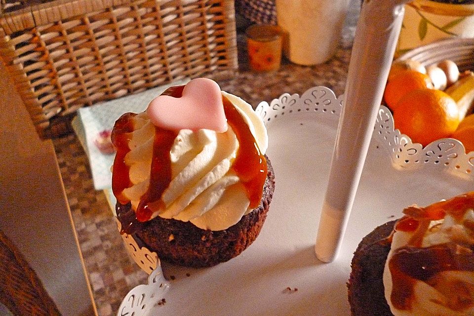 Schokoladen-Kaffee-Cupcakes mit Sahnetopping und Kaffeeglasur