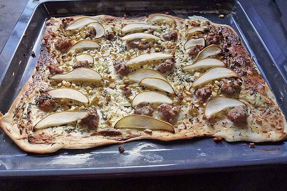 Flammkuchen herbstlicher Art mit Birnen, Hackfleisch und Pastinaken