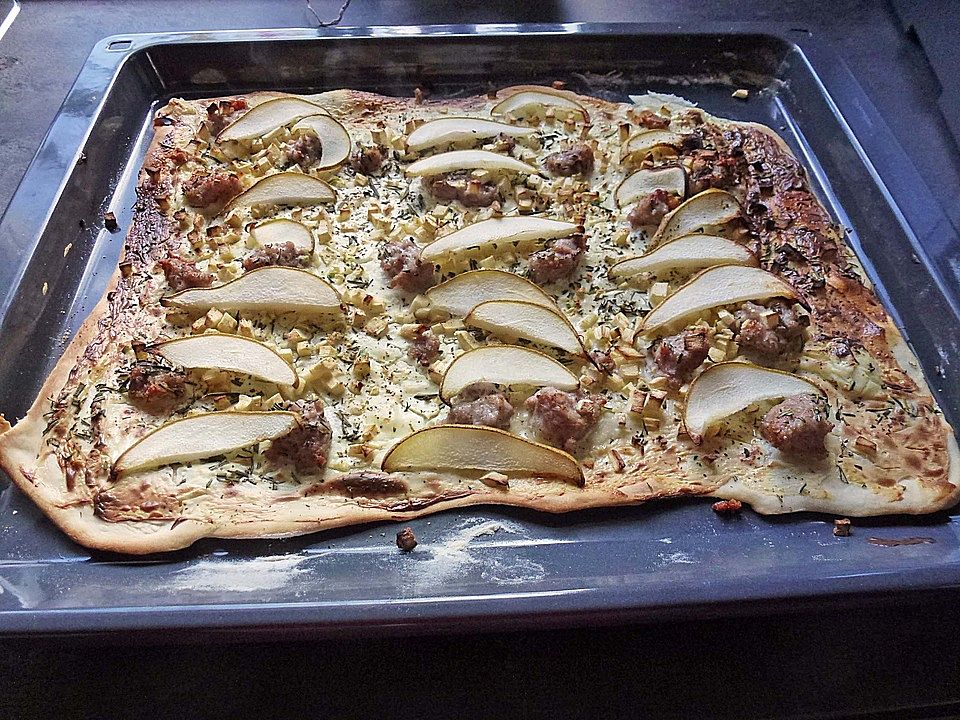 Flammkuchen herbstlicher Art mit Birnen, Hackfleisch und Pastinaken von ...