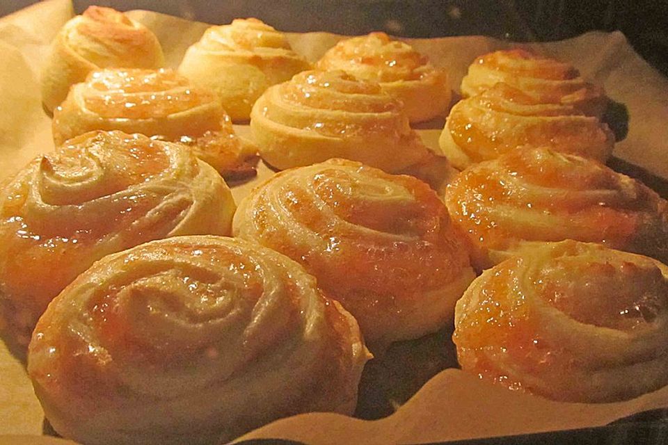 Hefeschnecken mit Marmeladenfüllung