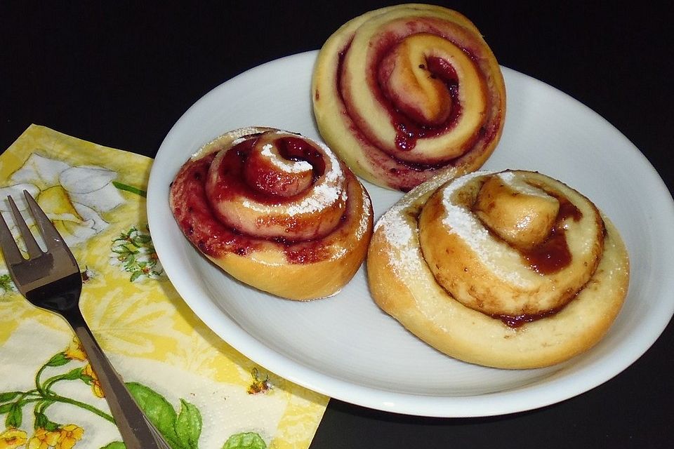 Hefeschnecken mit Marmeladenfüllung