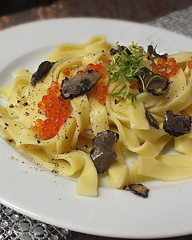 Spagetti-Nester mit Kaviar und Trüffel