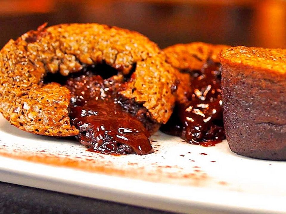 Schoko-Muffins mit flüssigem Kern und einer Prise Tonkabohne von ...