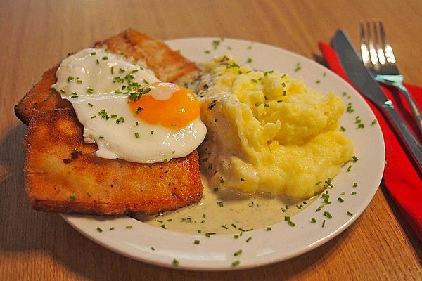 Maurerschnitzel - ausgebackener Leberkäse mit Spiegelei, Kartoffelpüree ...