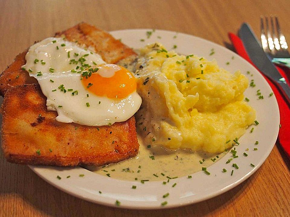 Maurerschnitzel - ausgebackener Leberkäse mit Spiegelei, Kartoffelpüree ...