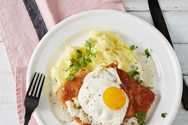 Maurerschnitzel - ausgebackener Leberkäse mit Spiegelei, Kartoffelpüree ...