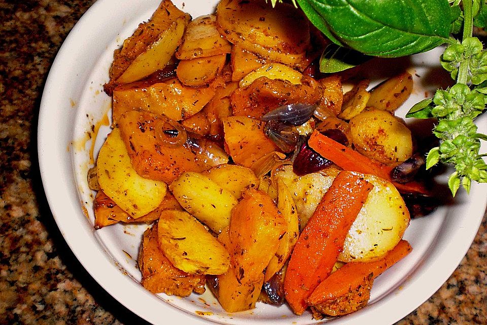 Herbstliche Ofenspeise mit neuen Kartoffeln