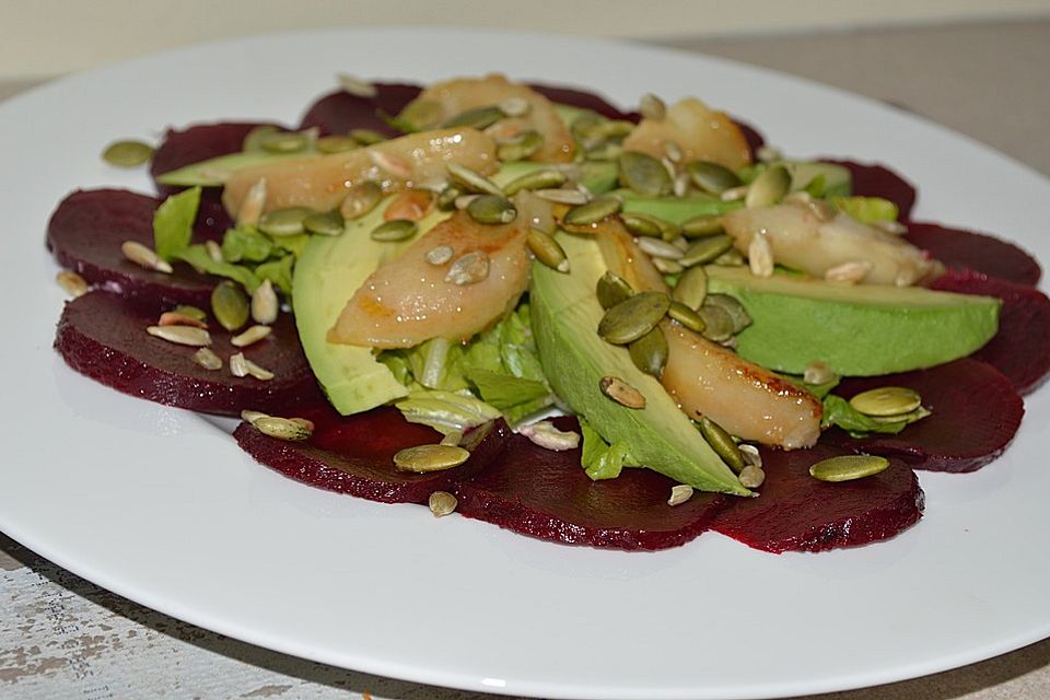 Salat von Roter Bete, Birnen und Avocado