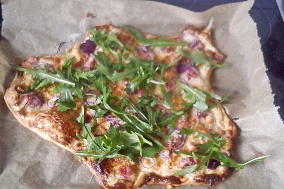 Flammkuchen mit Rucola und Frühlingsspeck