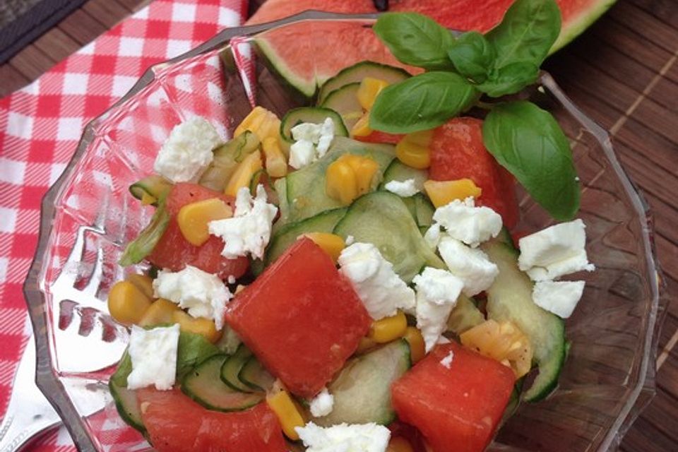 Wassermelonen-Salat mit Gurke, Mais und Feta