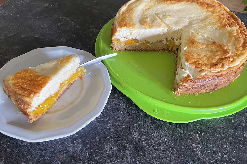 Saftig gefüllter Pfirsichkuchen mit Joghurt-Vanille-Haube