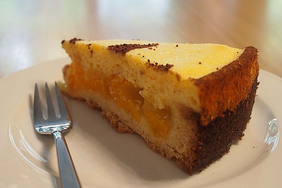 Saftig gefüllter Pfirsichkuchen mit Joghurt-Vanille-Haube