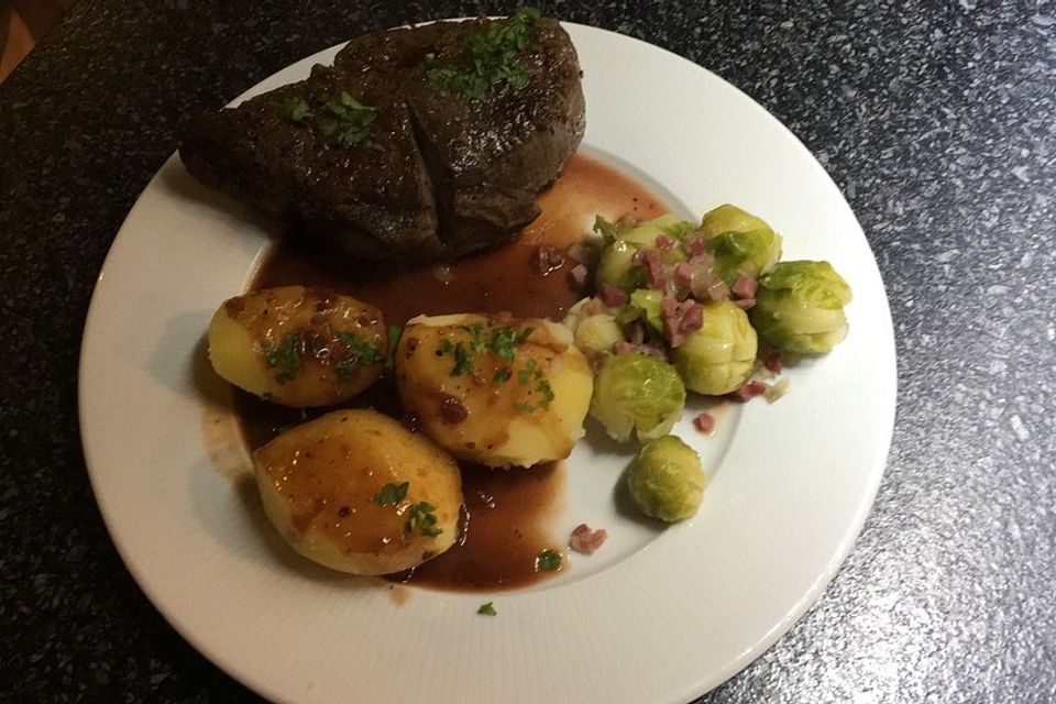 Hirschsteaks auf Preiselbeersoße, Speckrosenkohl und Süßkartoffelstampf