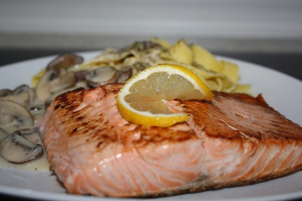 Lachs mit Champignonsoße und Bandnudeln