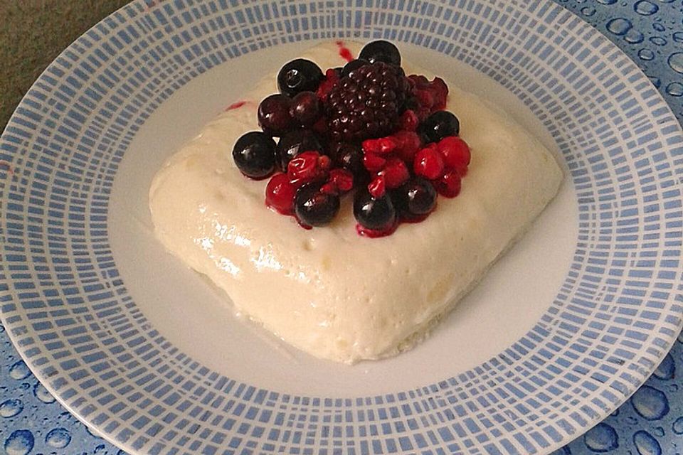 Bayrische Creme mit roten Beeren