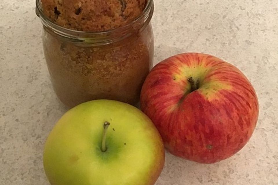 Apfel-Nuss-Rührkuchen mit Schokoguss