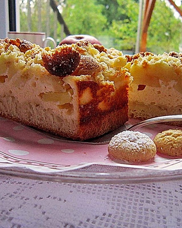 Apfel-Vanillecreme-Kuchen mit Amarettini-Streuseln