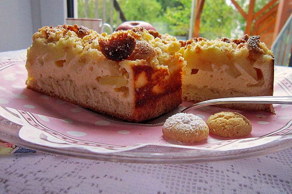 Apfel-Vanillecreme-Kuchen mit Amarettini-Streuseln