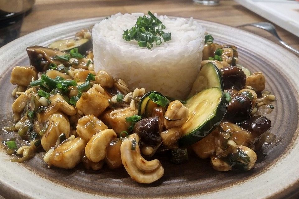 Zucchini und Shiitake-Pilze in Knoblauch-Sojasauce mit gebratenem Tofu und Basmatireis