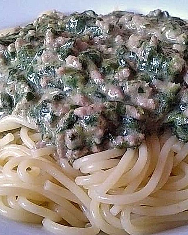 Spaghetti mit Hackfleisch, Schmelzkäse und Rahmspinat