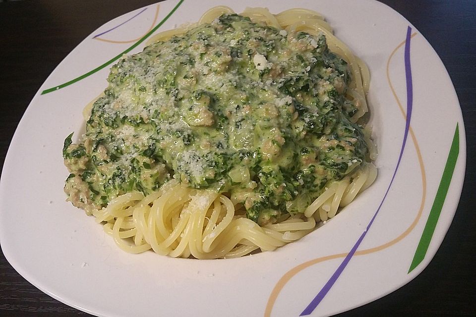 Spaghetti mit Hackfleisch, Schmelzkäse und Rahmspinat