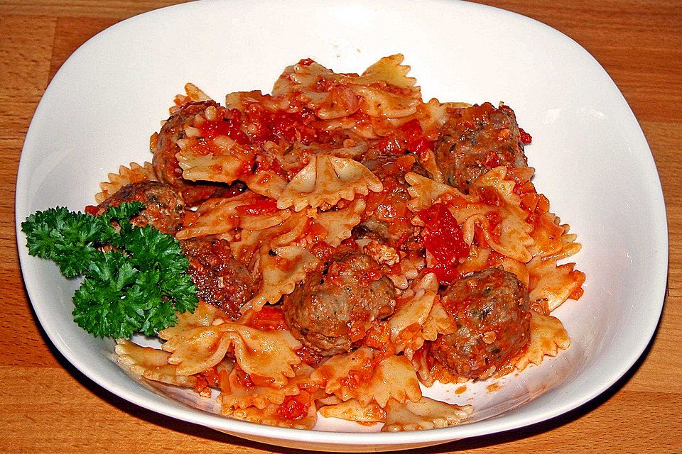 Nudeln mit Fleischbällchen in Tomatensauce