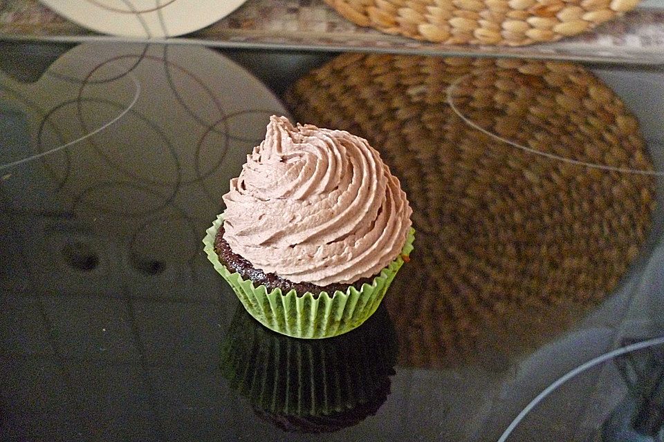 Schokoladen-Cupcakes mit Birnenfüllung und Schokocreme