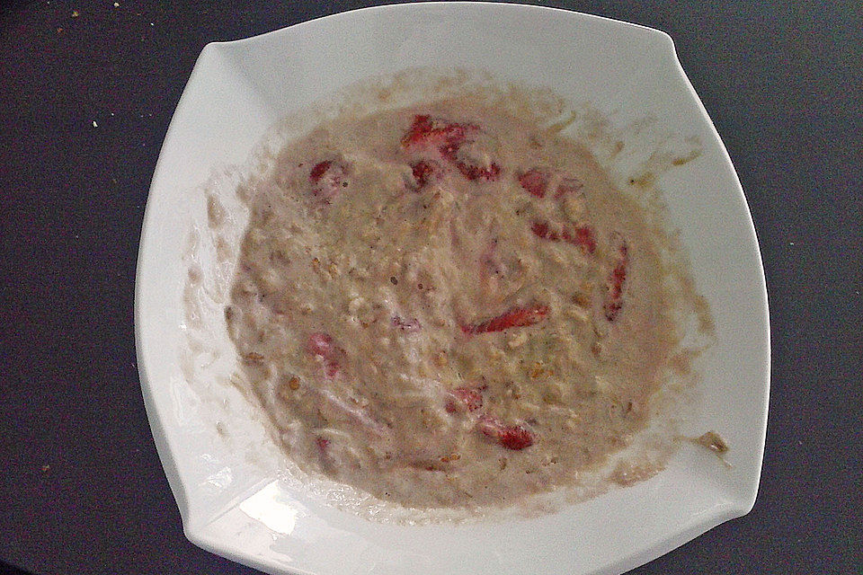 5 Korn-Porridge mit Rhabarber und Erdbeeren