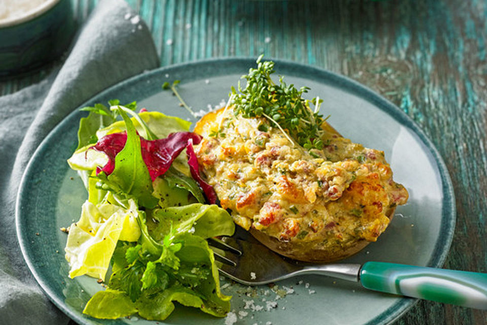 Gefüllte Ofenkartoffeln mit frischen Kräutern