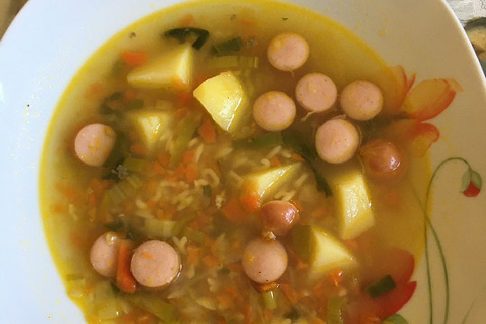 Gemüsesuppe mit Würstchen Gemüsesuppe mit Würstchen