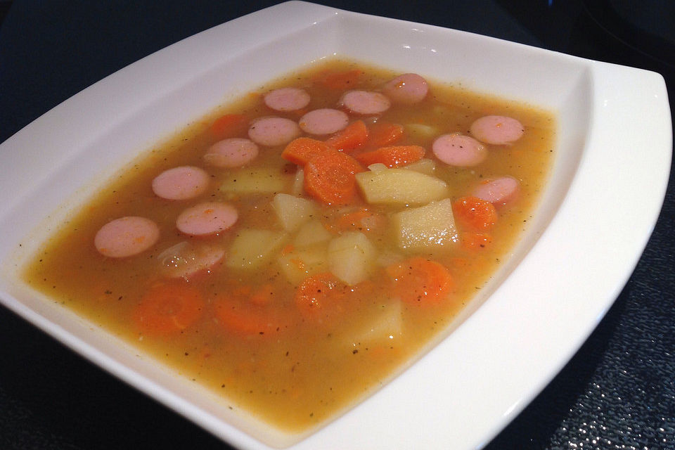 Gemüsesuppe mit Würstchen Gemüsesuppe mit Würstchen