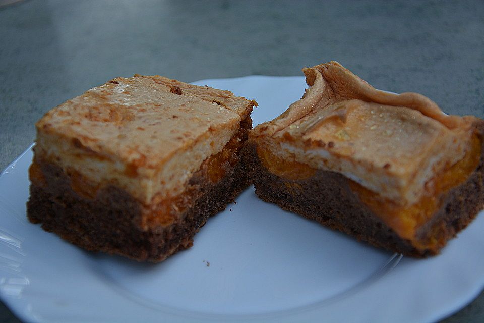 Marillen-Kakaokuchen mit Marillenbaiser