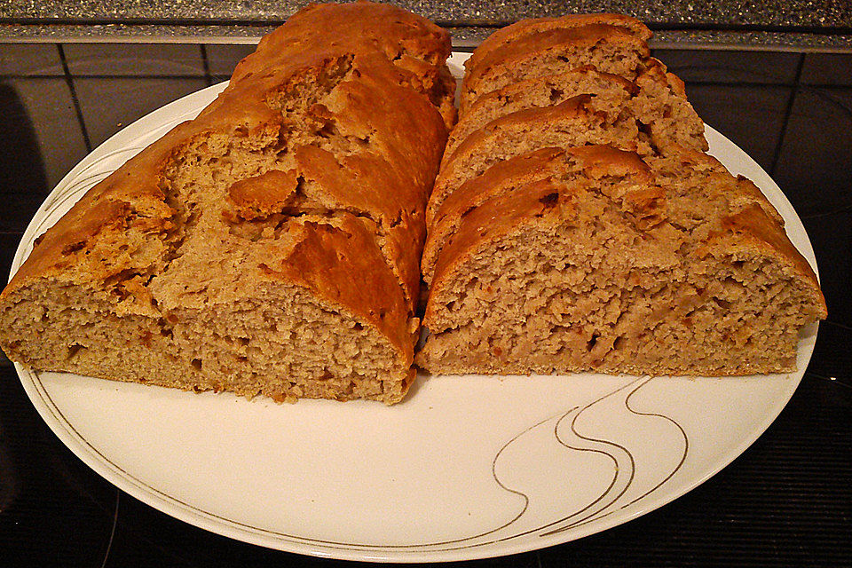 Saftiges Röstzwiebelbrot mit dunklem Mehl und Schmand