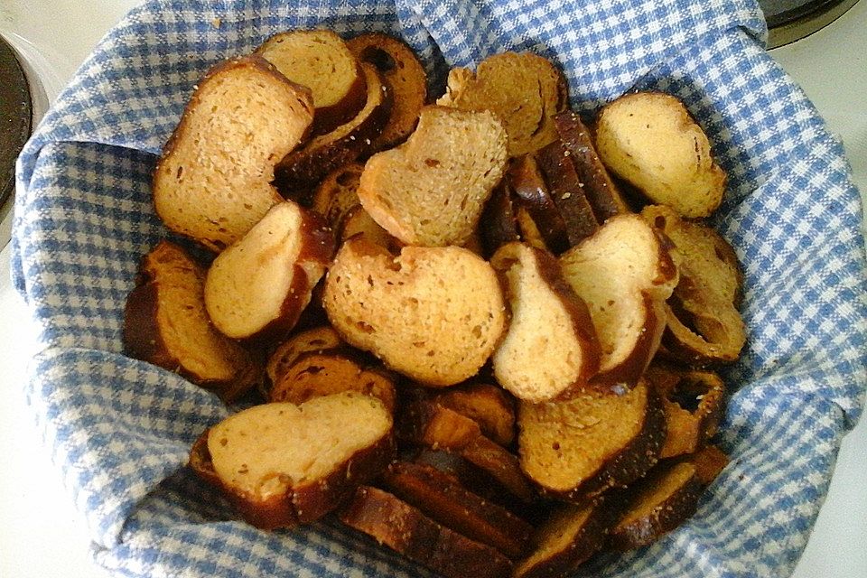 Laugen-Brotchips mit Knoblauch-Rosmarin-Salz