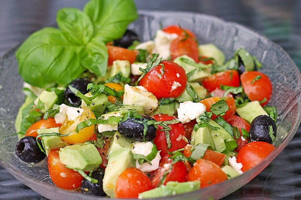 Tomaten-Avocado-Salat mit Senfdressing