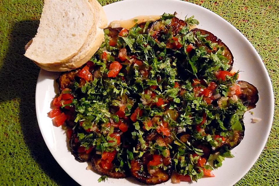 Mauritianischer Auberginensalat mit Chili und Koriander