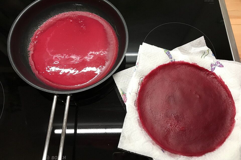 Rote Bete-Pfannkuchen als Basis für gefüllte Röllchen