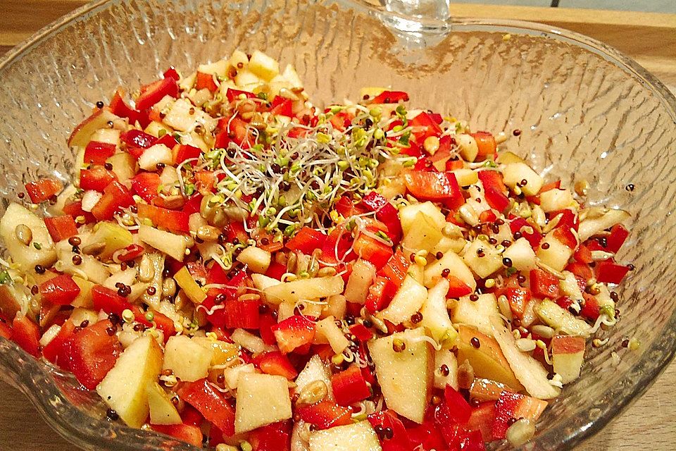 Paprika-Apfel-Salat mit Brokkolisprossen