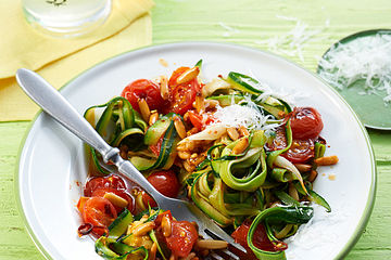Low Carb Zucchinispaghetti mit frischer Tomatensoße