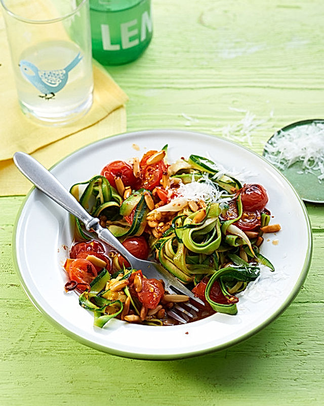 Low Carb Zucchinispaghetti mit frischer Tomatensoße