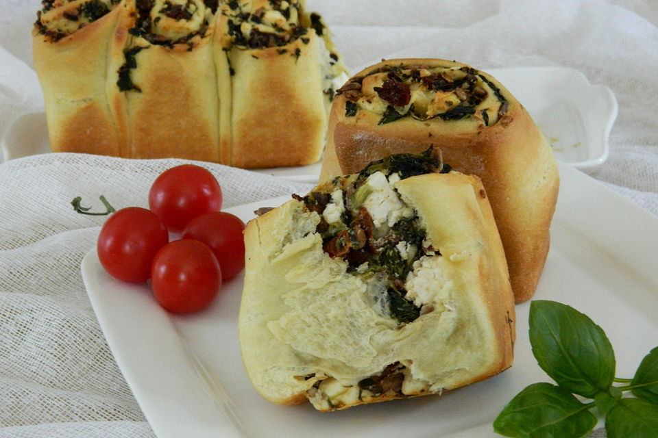 Spinatkuchen mit Fetakäse und Tomaten