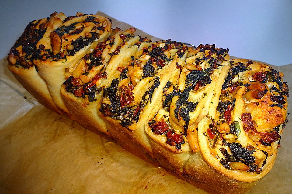 Spinatkuchen mit Fetakäse und Tomaten