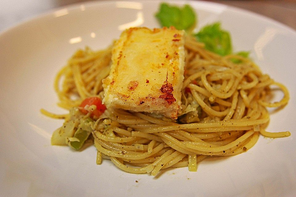 Pesto-Spaghetti an gebratenem Feta mit buntem Gemüse